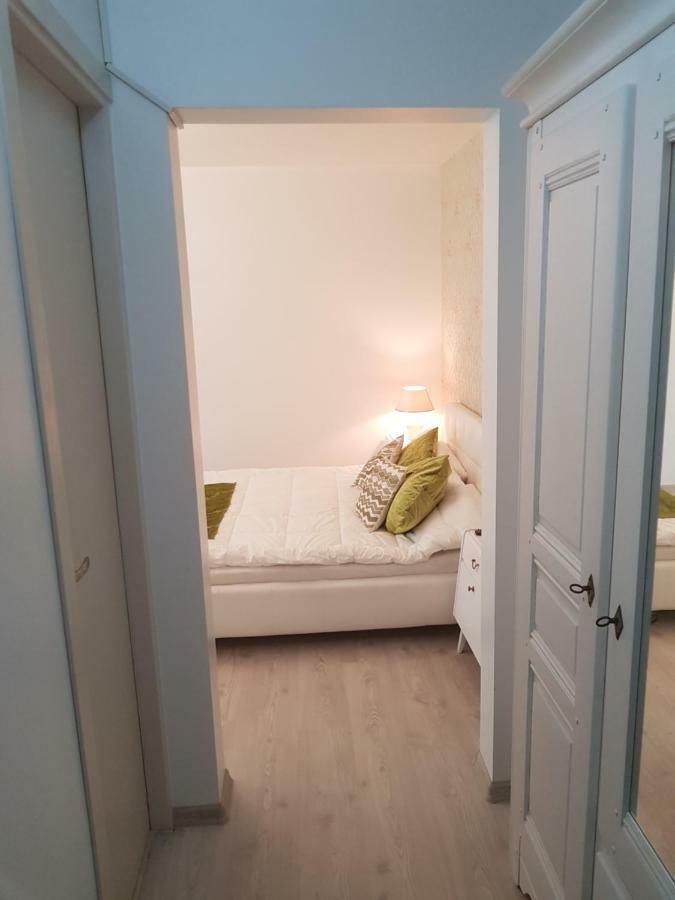 Cozy Apartment In A Quiet Area Craiova Esterno foto